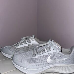 Nike Women's Light Gray Running Shoes